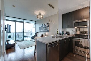 18 Yorkville Ave in Toronto, ON - Building Photo