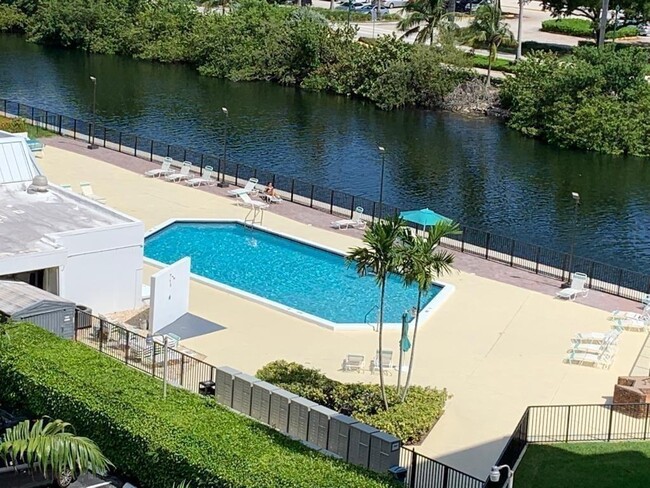 3475 N Country Club Dr, Unit 501 in Miami, FL - Foto de edificio - Building Photo