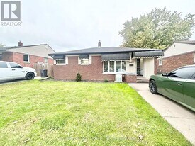 3843 Hillcrest Blvd in Windsor, ON - Building Photo