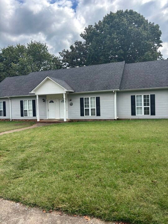 1611 Briarwood Dr in Lawrenceburg, TN - Building Photo