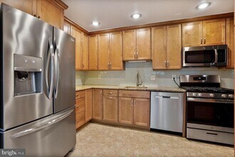 11820 Breton Ct in Reston, VA - Building Photo - Building Photo