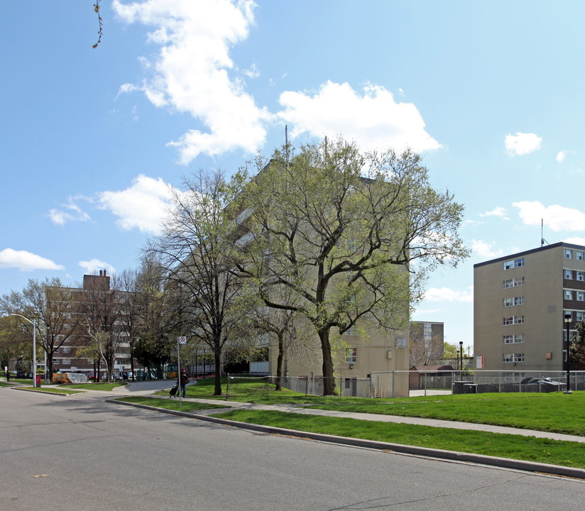 Parkwoods Rayoak in Toronto, ON - Building Photo