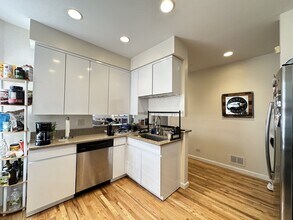 3345 N Southport Ave, Unit G03C in Chicago, IL - Foto de edificio - Building Photo