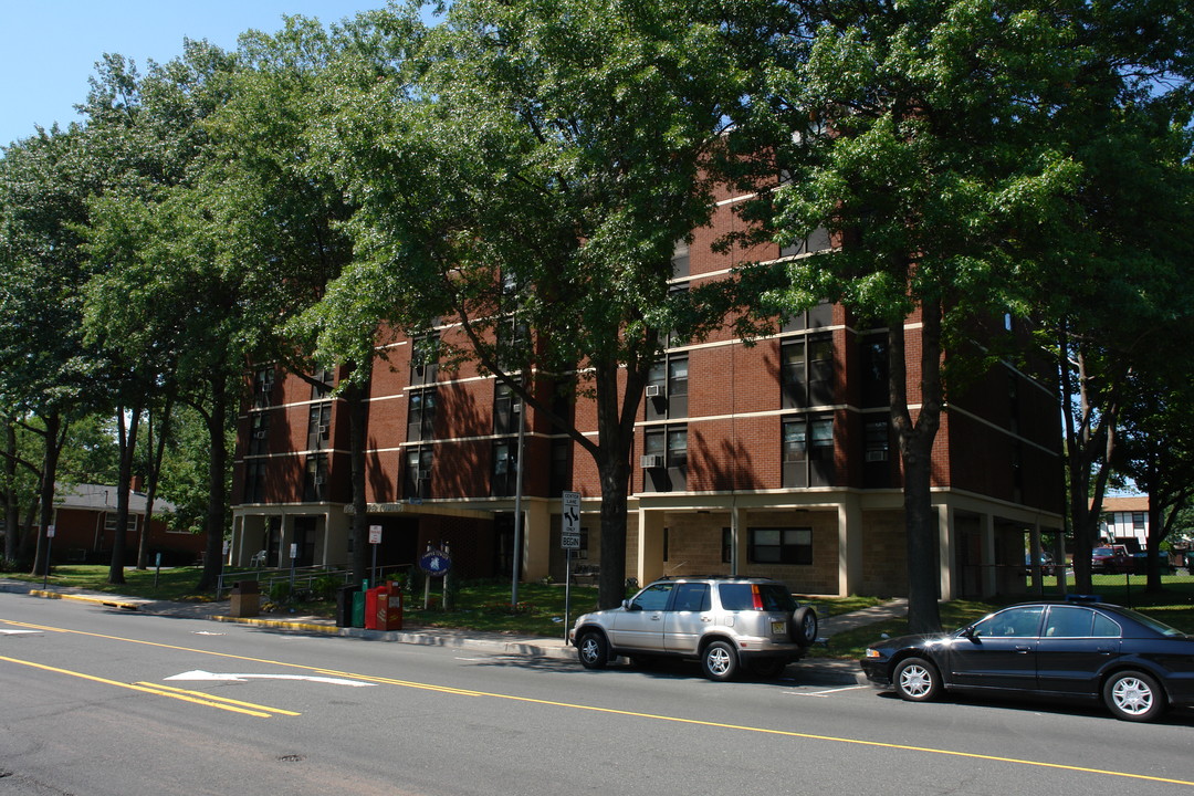 Cooper Towers in Iselin, NJ - Foto de edificio