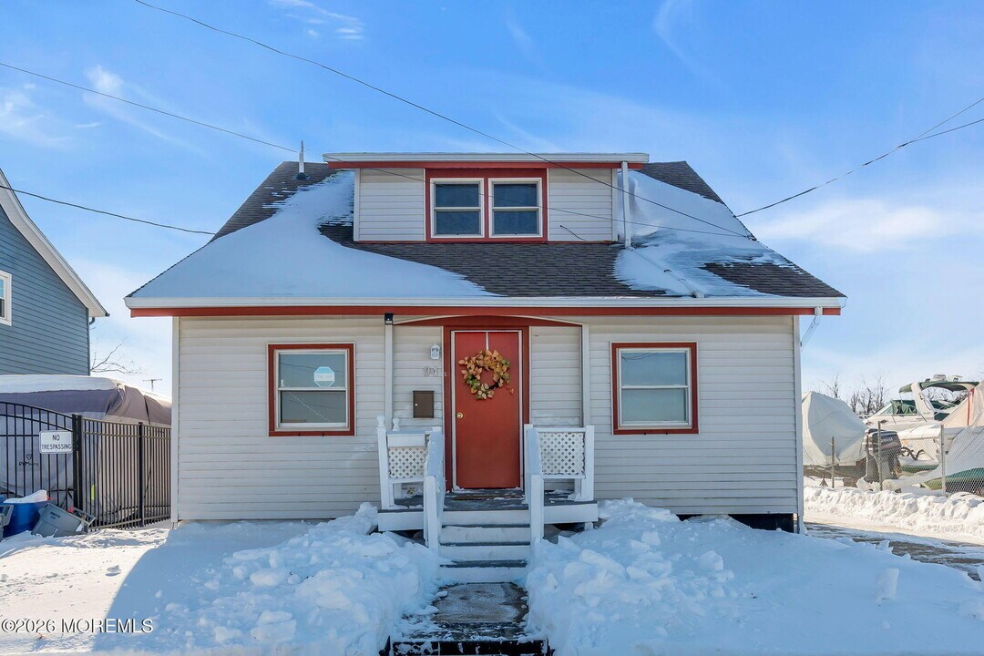 94 Maplewood Ave in Keansburg, NJ - Building Photo