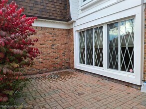 8676 Community Blvd, Unit 2 in Warren, MI - Foto de edificio - Building Photo