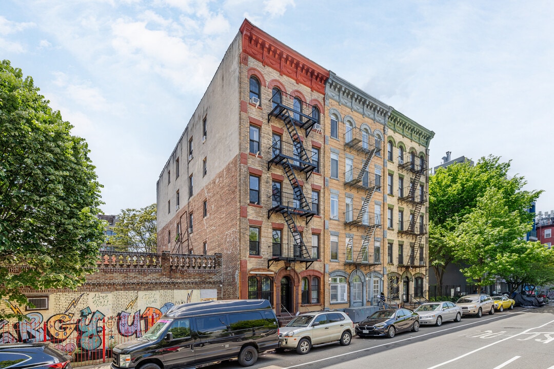 142 Scholes St in Brooklyn, NY - Building Photo