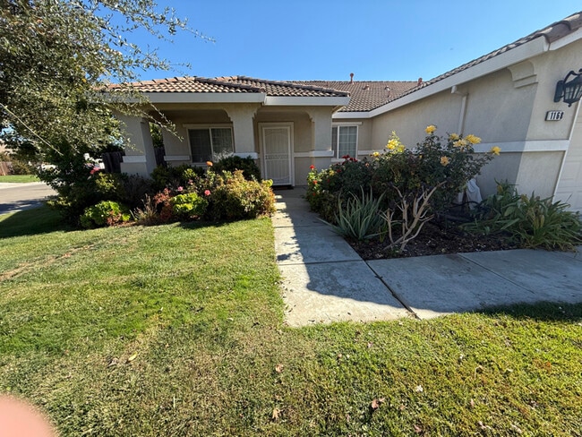 1168 Fernwood Way in Livingston, CA - Building Photo - Building Photo