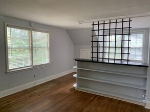 330 1/2 North White Street, Unit Apt. B (upstairs) in Carrollton, GA - Foto de edificio - Building Photo