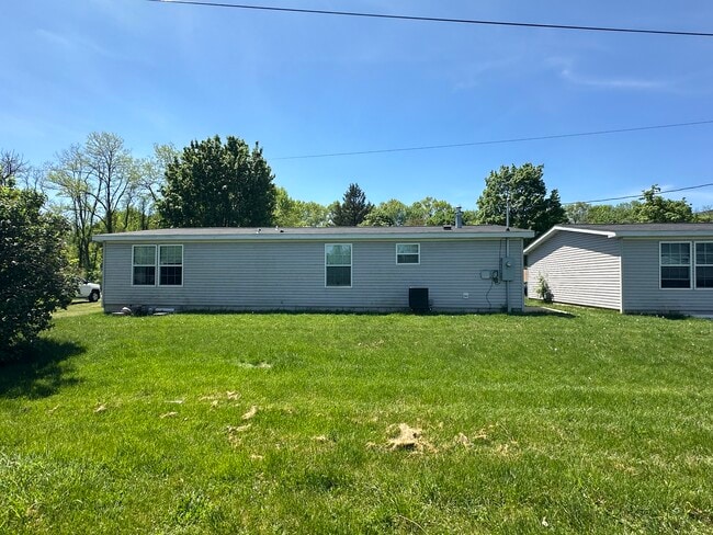 231 E Walnut St in Mount Union, PA - Building Photo - Building Photo