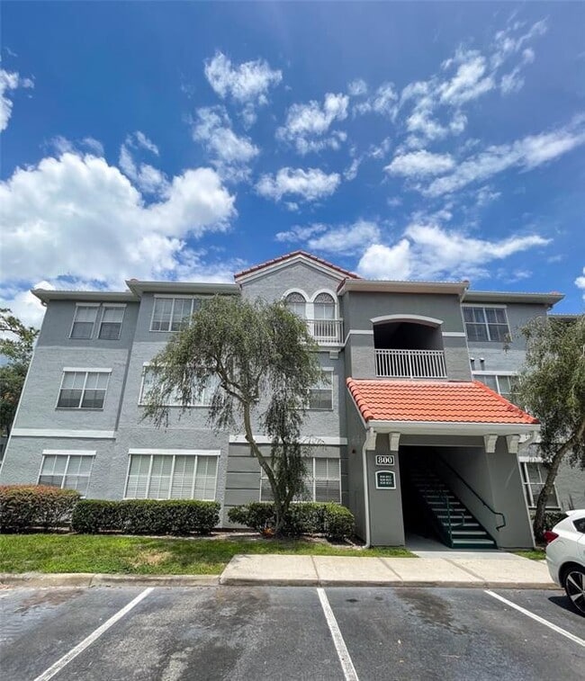 18001 Richmond Pl Dr in Tampa, FL - Building Photo - Building Photo