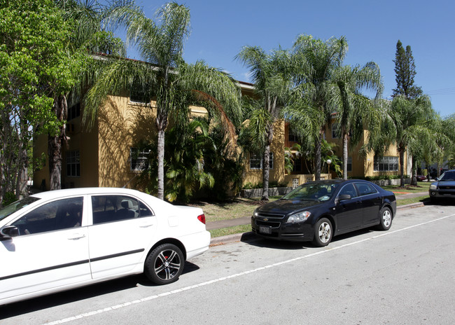 301 Madeira Ave in Coral Gables, FL - Foto de edificio - Building Photo