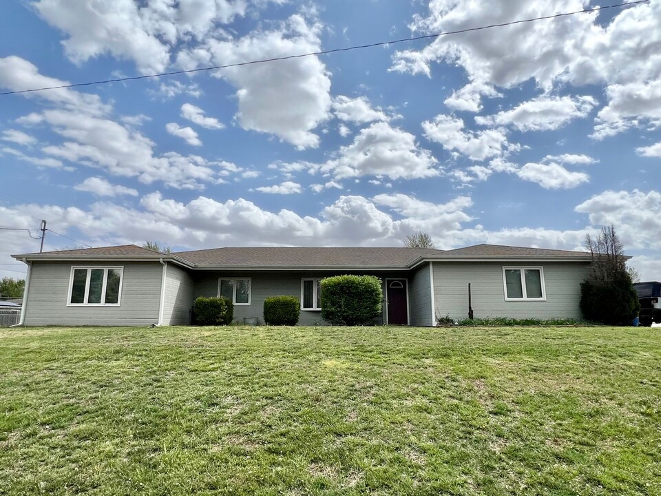 511 Clydesdale Dr in Ogden, KS - Building Photo