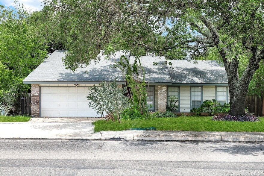 8026 Valley Trails in San Antonio, TX - Building Photo