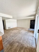 **Reserve for Summer 2026** 4 bedrooms ONE block from Downtown Chico in Chico, CA - Foto de edificio - Interior Photo