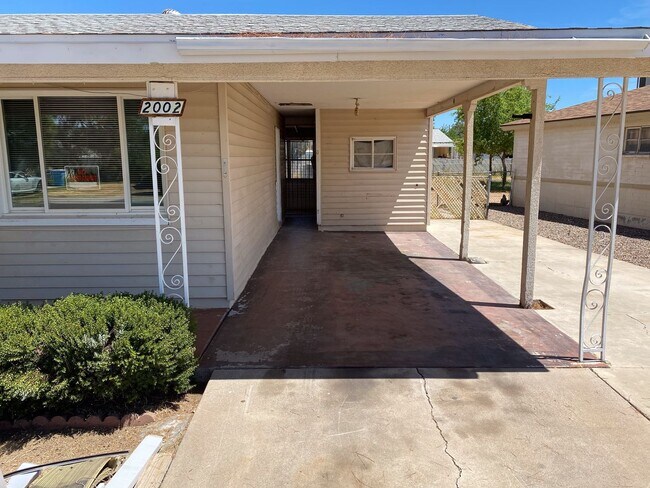 2002 W Gardenia Dr in Phoenix, AZ - Foto de edificio - Building Photo