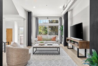 5350 Playa Vista Dr in Los Angeles, CA - Foto de edificio - Building Photo