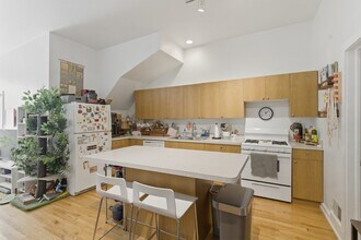 1746 W Crystal St, Unit 001 in Chicago, IL - Building Photo - Building Photo