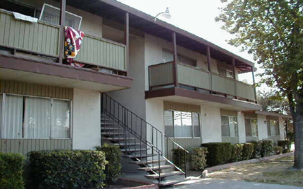 1225 Athens Ave in Modesto, CA - Foto de edificio