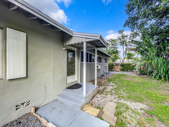 1711 Washington St, Unit 2 in Hollywood, FL - Foto de edificio - Building Photo