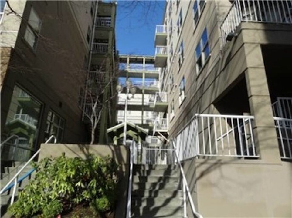 506 E Howell St in Seattle, WA - Building Photo