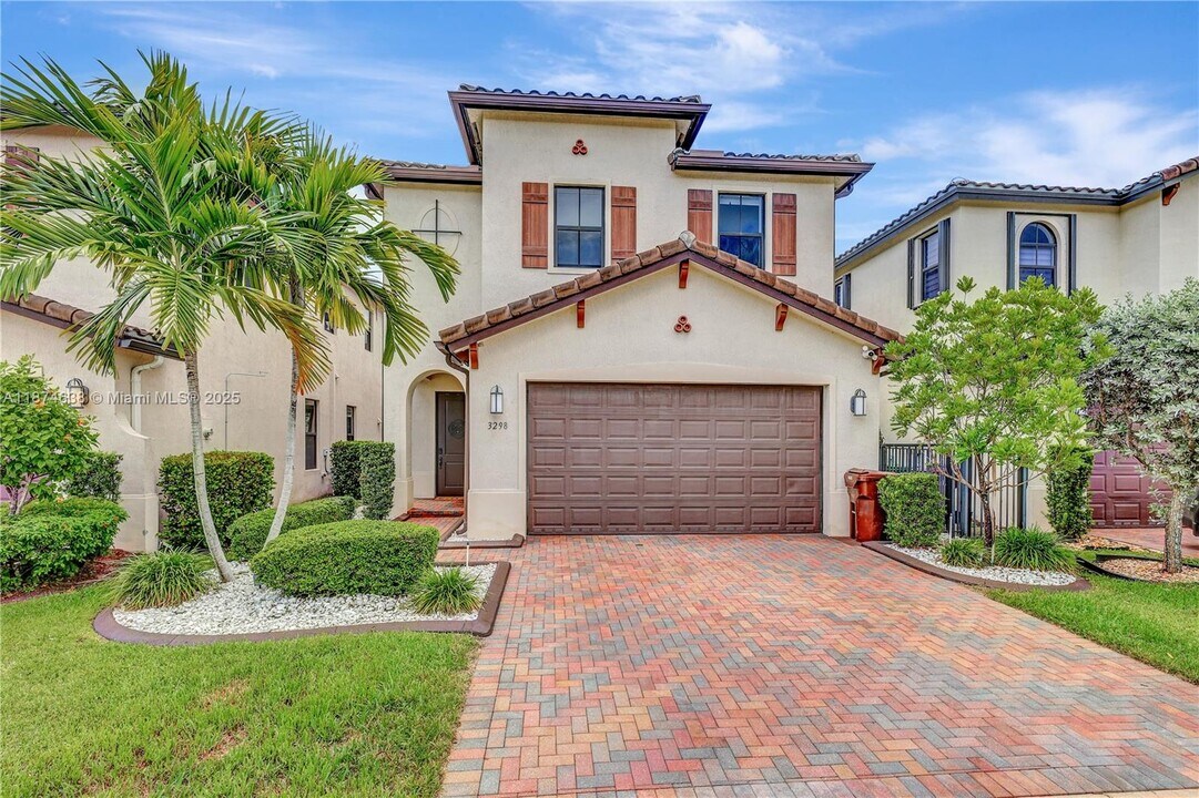 3298 W 96 Pl in Hialeah, FL - Building Photo