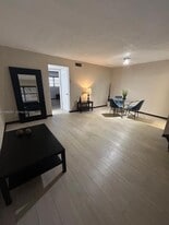 541 Blue Heron Dr in Hallandale Beach, FL - Building Photo