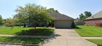 812 E Spring Dr in Ozark, MO - Building Photo