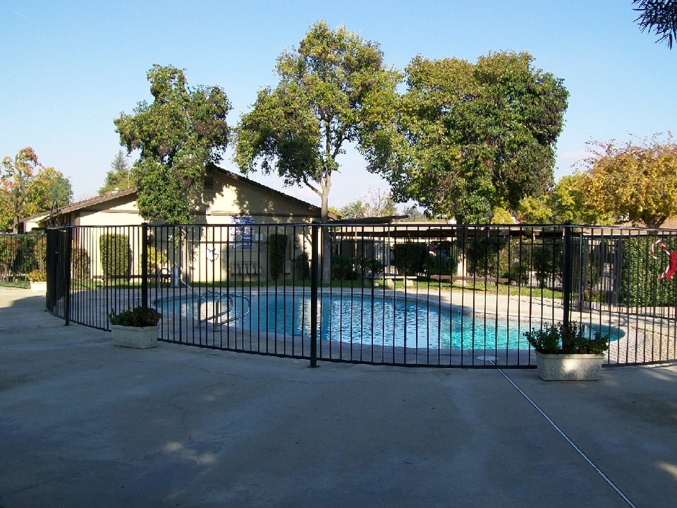Willow Wood Apartments in Fresno, CA - Building Photo