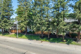 The Hamptons at River Heights in Carmichael, CA - Foto de edificio - Building Photo
