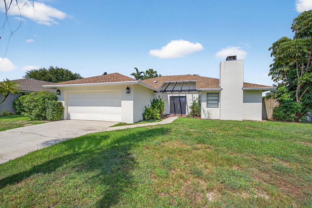 1202 Essex Dr in Wellington, FL - Building Photo