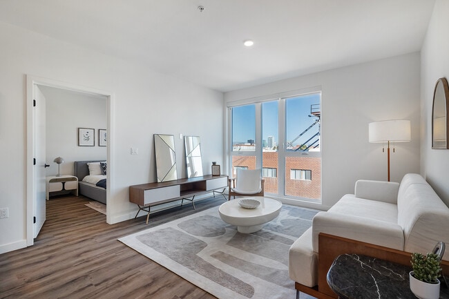 Somi in Los Angeles, CA - Foto de edificio - Interior Photo