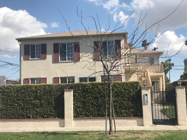 1418 S Genesee Ave in Los Angeles, CA - Foto de edificio - Building Photo