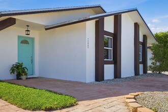 12002 SW 210th St in Miami, FL - Foto de edificio - Building Photo