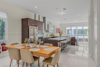 6671 NW 105th Pl in Doral, FL - Building Photo - Building Photo