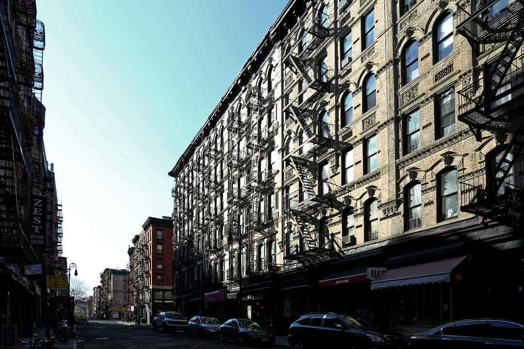 252 Broome St in New York, NY - Building Photo