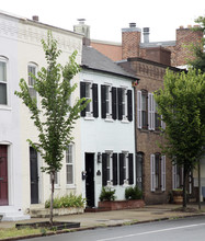 1017 Duke in Alexandria, VA - Foto de edificio - Building Photo