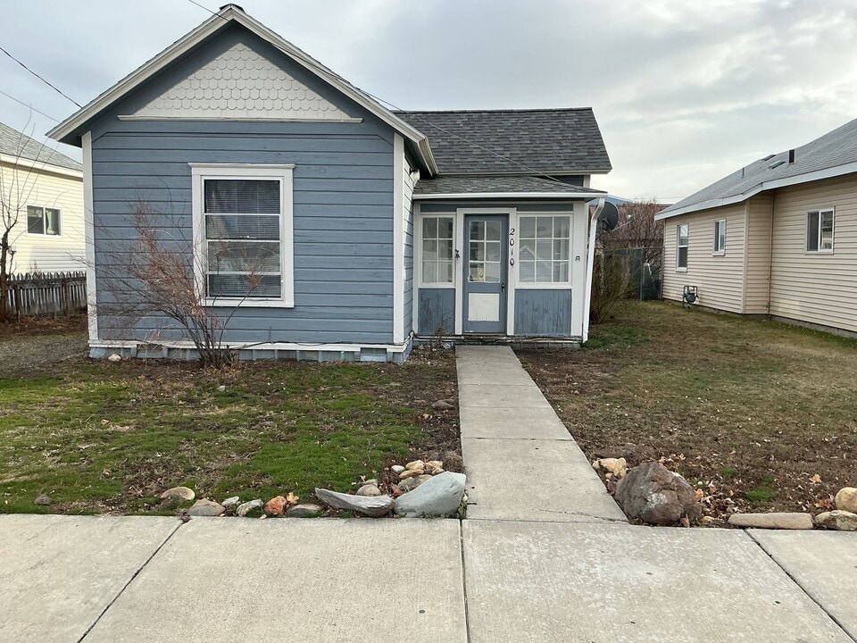 2010 Cherry St in Baker City, OR - Building Photo