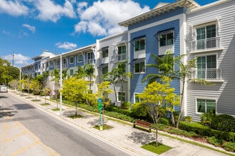 Father Marquess-Barry Apartments in Miami, FL - Foto de edificio - Building Photo