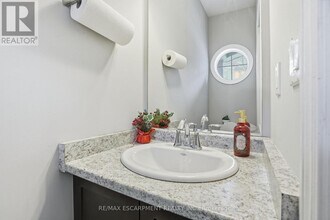 7 Lakelawn Rd in Grimsby, ON - Building Photo - Building Photo