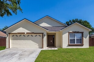 2372 Queenswood Cir in Kissimmee, FL - Building Photo
