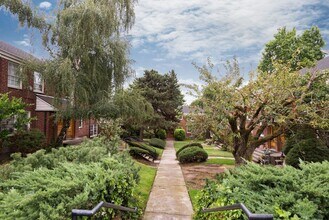 5665 NE Sandycrest Terrace in Portland, OR - Building Photo - Building Photo