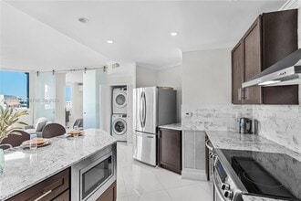 300 South Pointe Dr, Unit 706 in Miami Beach, FL - Building Photo - Building Photo