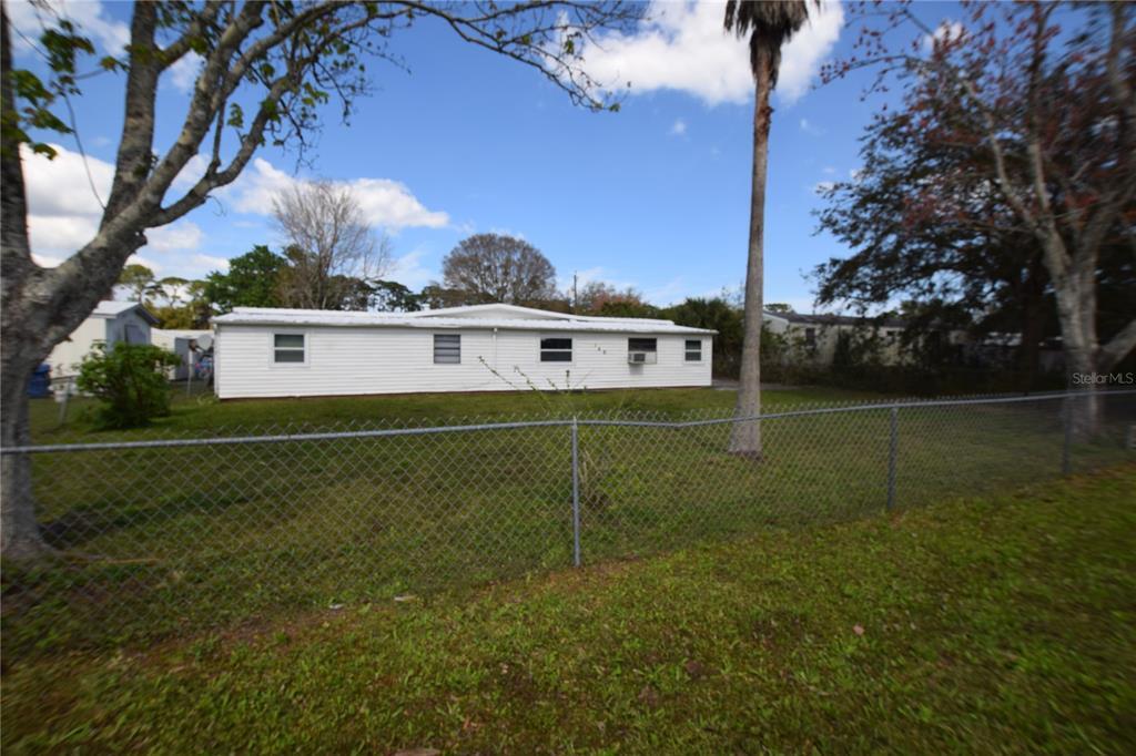 140 N 1st St in Oak Hill, FL - Building Photo