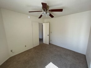1437 E Vassar Dr in Visalia, CA - Foto de edificio - Building Photo