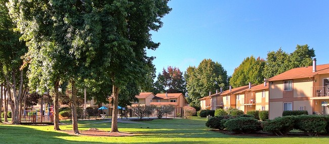 Fairways Apartments in Longview, WA - Building Photo - Building Photo