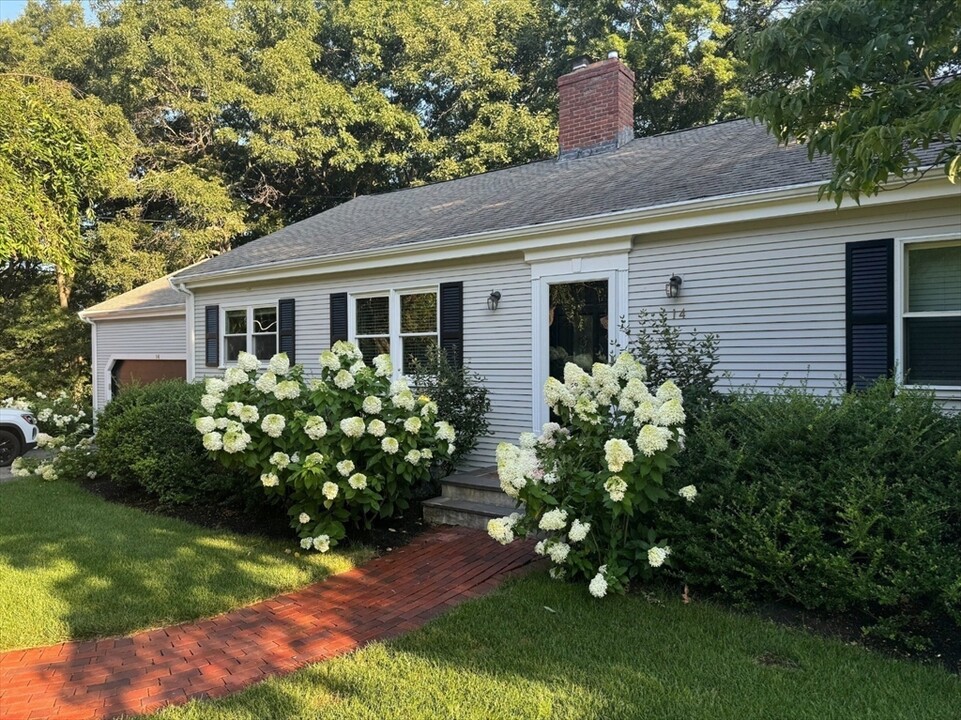14 Lilac Cir in Wellesley, MA - Building Photo