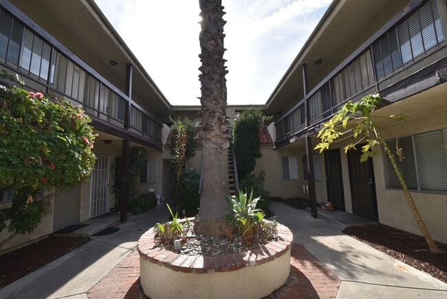 13846 Sherman Way in Los Angeles, CA - Building Photo - Building Photo