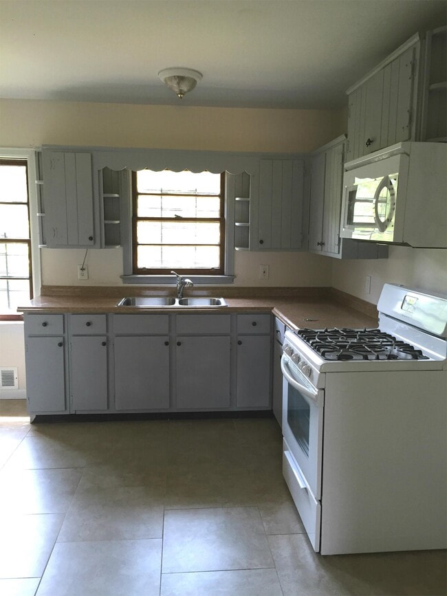 2101 Wildrose Dr in Decatur, GA - Building Photo - Building Photo