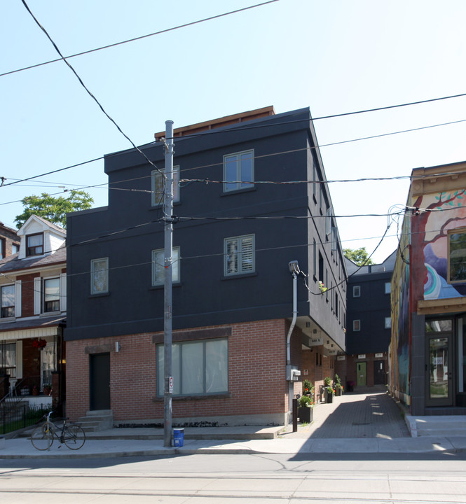 461 Roncesvalles Ave in Toronto, ON - Building Photo